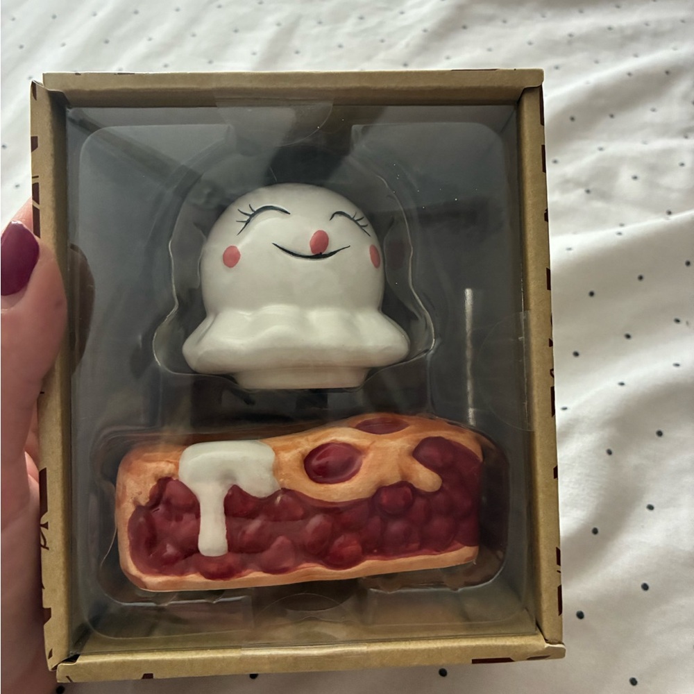 New salt & pepper shaker set